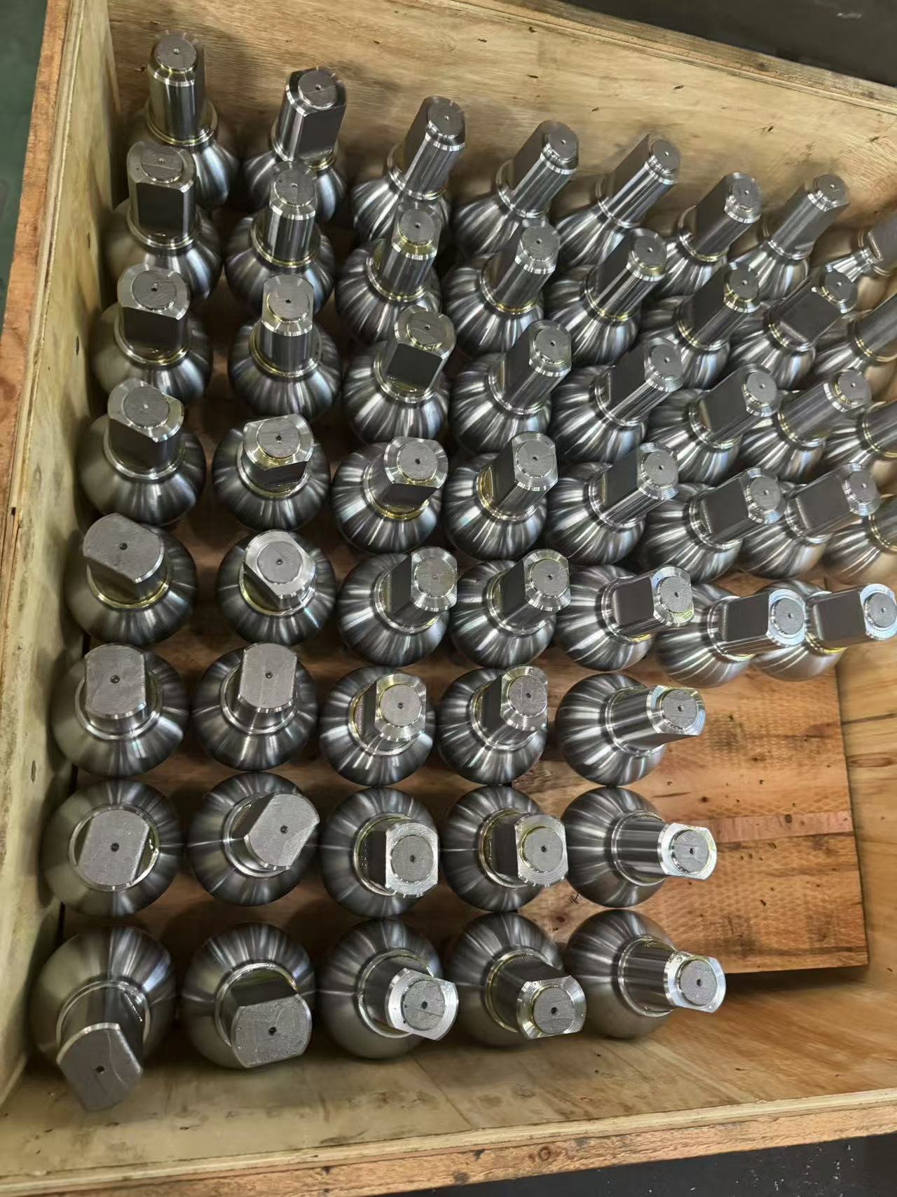 Mitä käyttötarkoituksia taontapuristimen lämmityslaitteistolla on putkien päiden takomiseen?